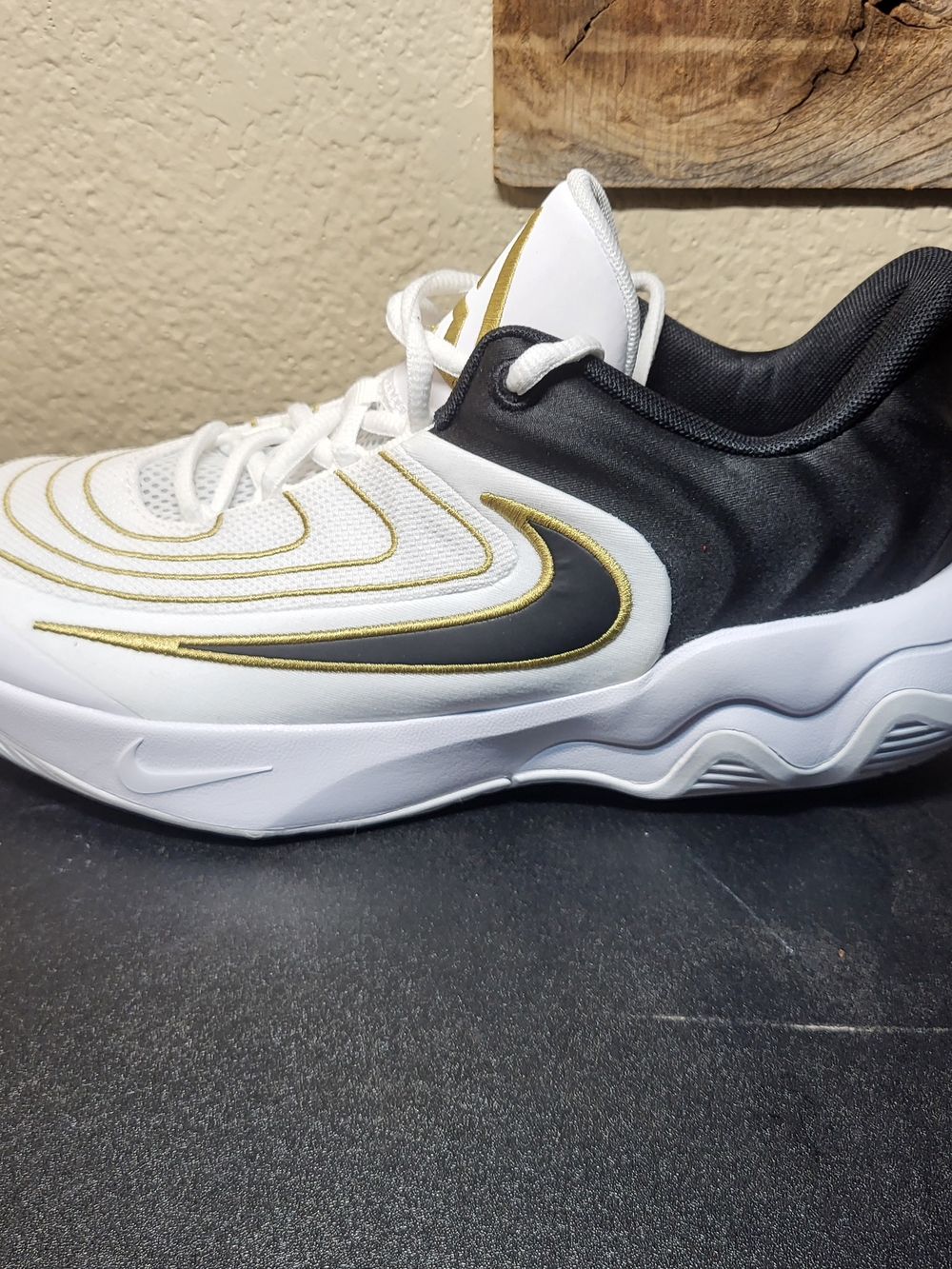 *NEW* Nike Giannis Immortality 4 Shoes White Black Gold Size 7Y Women's Size 8.5